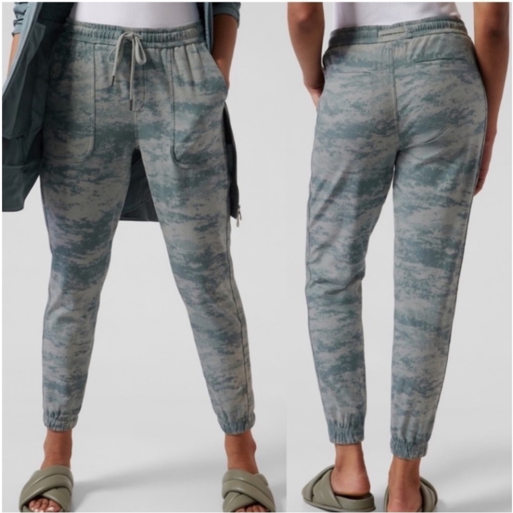Athleta Farallon Jogger Pants
Fog Camo Print Pockets
Drawstring Size M.